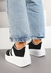 Born2be - Czarne Sneakersy Kultowe Tenisówki na Platformie z Koturnem Elisara. Okazja: na co dzień, na spacer. Zapięcie: sznurówki. Kolor: czarny. Materiał: jeans. Obcas: na koturnie. Sport: turystyka piesza