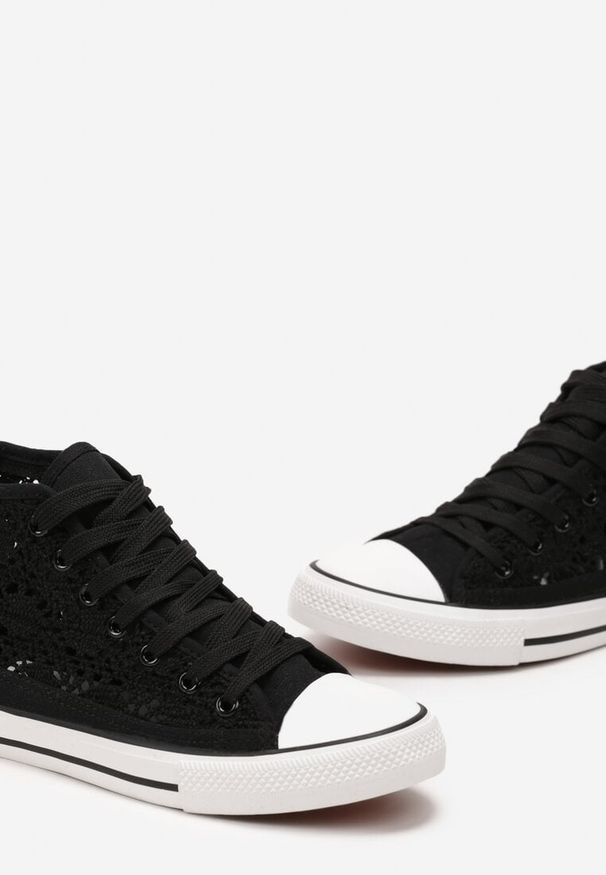 Renee - Czarne Sznurowane Trampki Ozdobione Ażurowym Wzorem Bokra. Kolor: czarny. Materiał: jeans. Wzór: aplikacja, ażurowy