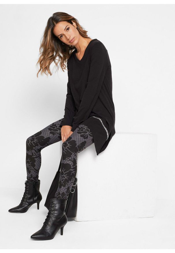 bonprix - Długi shirt w asymetrycznym fasonie z brokatowym połyskiem. Typ kołnierza: dekolt w serek. Kolor: czarny. Długość: długie
