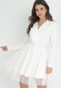 Born2be - Biała Kopertowa Sukienka Mini z Paskiem i Tiulem na Dole Anaida. Kolor: biały. Materiał: tiul. Wzór: aplikacja. Typ sukienki: kopertowe. Długość: mini #1