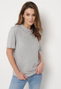 Born2be - Szara Bawełniana Koszulka z Krótkim Rękawem i Okrągłym Dekoltem Jordy. Kolor: szary. Materiał: bawełna. Długość rękawa: krótki rękaw. Długość: krótkie. Styl: klasyczny, elegancki #6