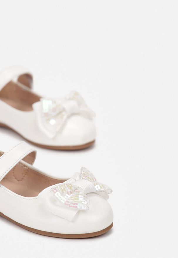Born2be - Białe Balerinki Tryphadina. Zapięcie: rzepy. Kolor: biały. Wzór: aplikacja. Styl: elegancki