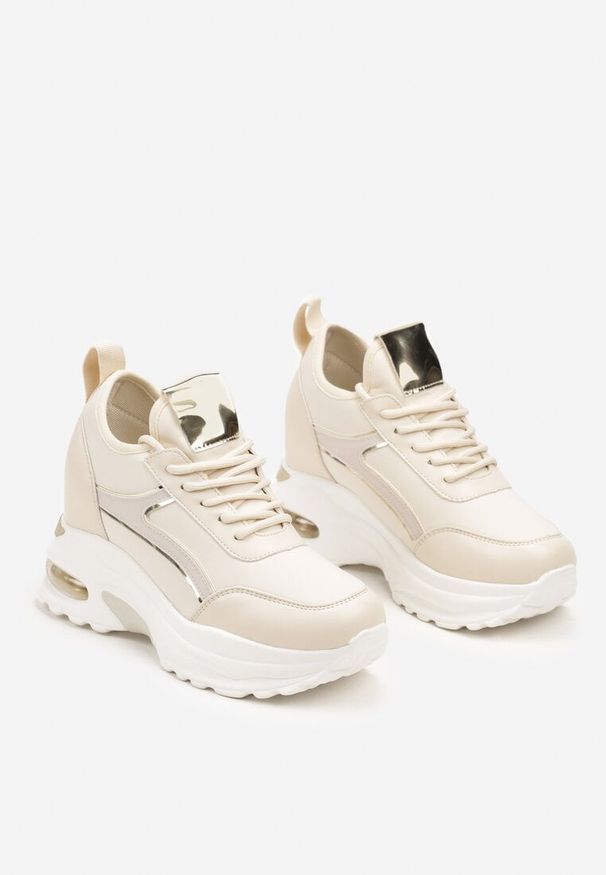 Renee - Beżowe Sneakersy na Koturnie Ozdobione Metalicznym Wykończeniem Vliraya. Okazja: na co dzień. Kolor: beżowy. Materiał: jeans. Wzór: aplikacja. Sezon: wiosna, lato. Obcas: na koturnie