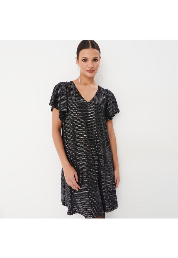 Mohito - Błyszcząca czarna sukienka mini - Czarny. Kolor: czarny. Długość: mini