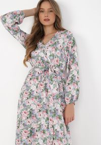 Born2be - Jasnoniebieska Sukienka Partharpia. Typ kołnierza: kokarda. Kolor: niebieski. Materiał: tkanina, materiał. Wzór: kolorowy, aplikacja, kwiaty. Typ sukienki: rozkloszowane, kopertowe. Długość: maxi #4