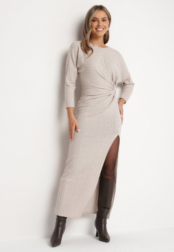 Born2be - Beżowa Sukienka z Wiskozą Ozdobiona Wiązaniem i Metaliczną Nicią Ellinira. Okazja: na co dzień. Kolor: beżowy. Materiał: wiskoza. Wzór: aplikacja. Typ sukienki: proste. Styl: casual, elegancki