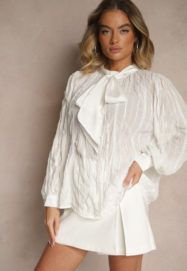 Renee - Biała Tłoczona Bluzka o Koszulowym Kroju z Ozdobnym Wiązaniem Sepalea. Okazja: na co dzień. Kolor: biały. Materiał: jeans. Długość rękawa: długi rękaw. Długość: długie. Styl: elegancki, casual