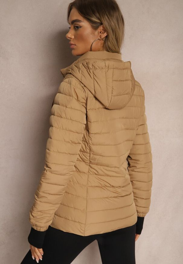 Renee - Ciemnobeżowa Kurtka Ozdobiona Pikowaniem Wykończona Sznurkami i Kapturem Mivissa. Okazja: na co dzień, na spacer. Kolor: beżowy. Materiał: jeans. Wzór: aplikacja. Styl: casual, sportowy