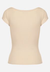 Born2be - Jasnobeżowy T-shirt z Bawełny o Dopasowanym Kroju z Dekoltem w Łódkę Galerissa. Kolor: beżowy. Materiał: bawełna. Styl: elegancki #3