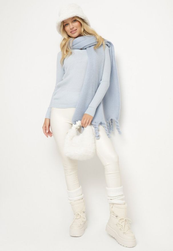 Born2be - Jasnoniebieski Sweter z Trójkątnym Dekoltem z Prążkowanej Dzianiny Derige. Okazja: na co dzień. Kolor: niebieski. Materiał: dzianina, prążkowany. Styl: casual