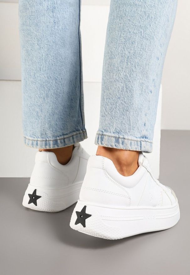 Renee - Białe Sneakersy Vices na Platformie z Gwiazdką Fenarra. Okazja: na co dzień. Kolor: biały. Materiał: jeans, skóra. Obcas: na platformie