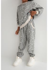 Marsala - MINI spodnie dresowe typu jogger z printem w kolorze GREY PRINT - DISPLAY-116-122 (6-7). Stan: podwyższony. Kolor: szary. Materiał: dresówka. Wzór: nadruk