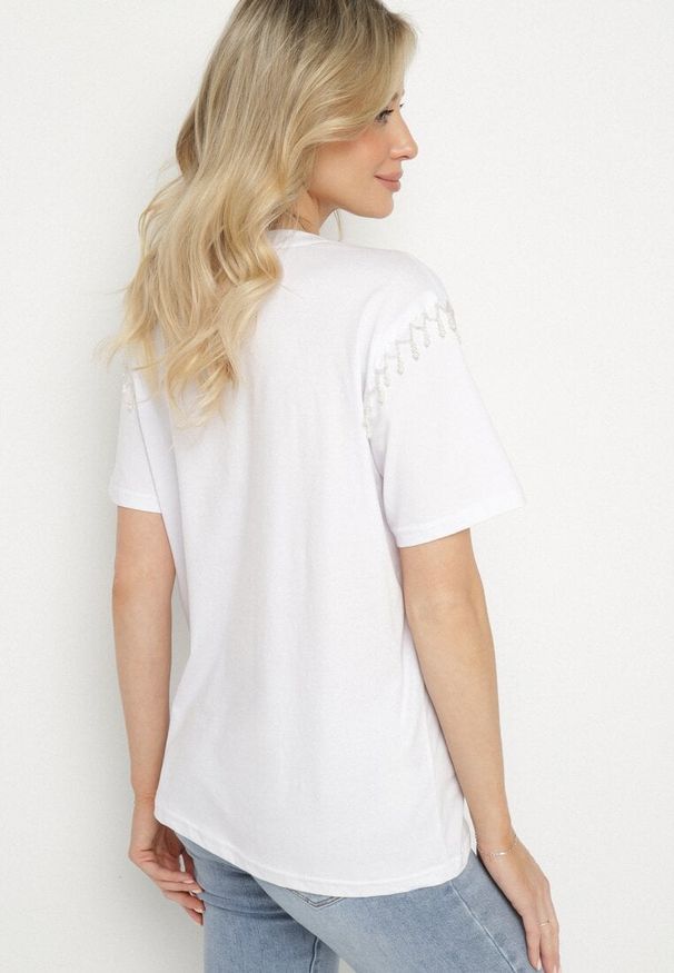 Born2be - Biały Bawełniany T-shirt Ozdobiony Koralikami Tlerra. Okazja: na co dzień. Kolor: biały. Materiał: bawełna. Wzór: aplikacja. Sezon: lato, wiosna. Styl: sportowy, klasyczny, casual