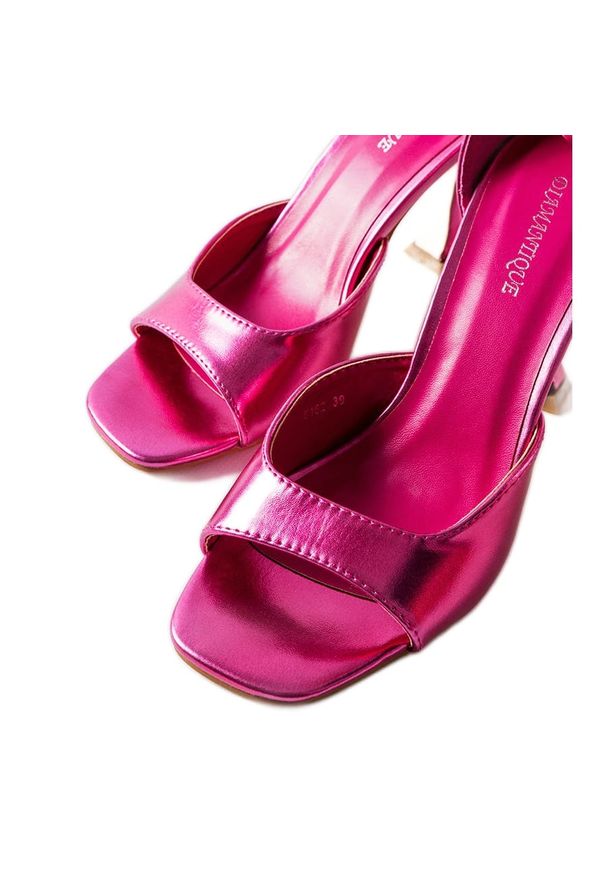 Inna Błyszczące różowe sandały na szpilce z paskiem Delinda. Zapięcie: pasek. Kolor: różowy. Materiał: skóra. Sezon: lato. Obcas: na szpilce. Styl: elegancki