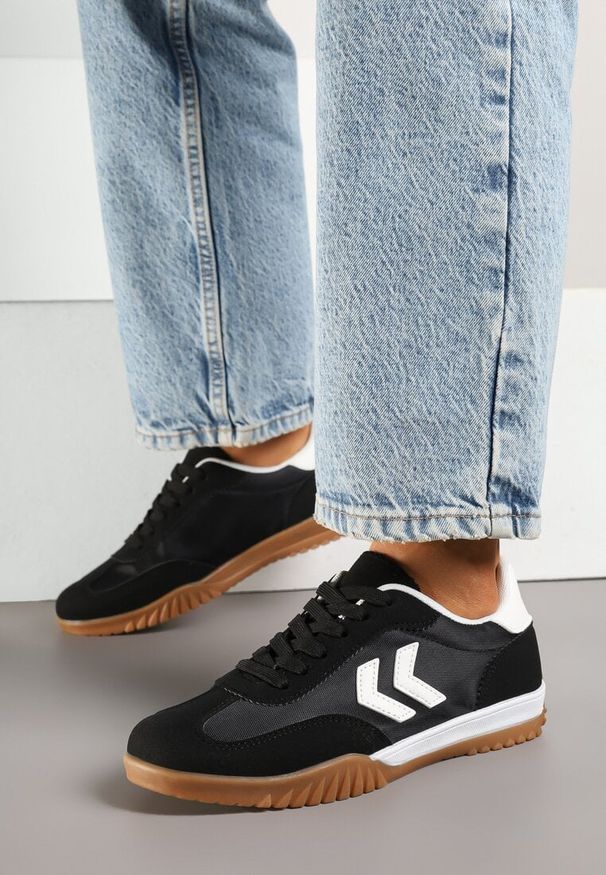 Renee - Czarno-Białe Sneakersy Typu Kultowe Tenisówki Zdobione Przeszyciami Mepenna. Okazja: na randkę. Kolor: czarny. Materiał: jeans. Wzór: aplikacja