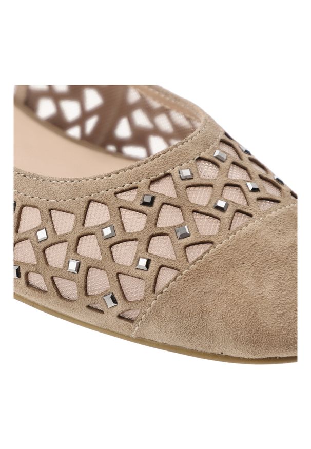 Sandały damskie S.Barski, ze skóry naturalnej z ażurową cholewką i niskim ozdobnym obcasem, beżowe, CR61-3019. Okazja: na co dzień. Zapięcie: pasek. Kolor: beżowy. Wzór: ażurowy. Materiał: skóra. Sezon: lato. Obcas: na obcasie. Styl: casual, elegancki, klasyczny, wizytowy. Wysokość obcasa: średni