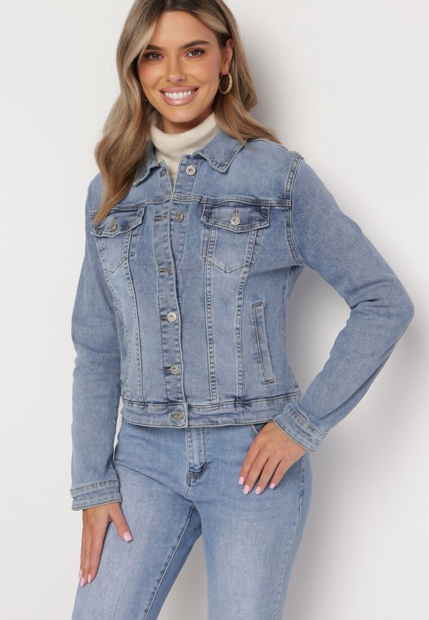 Born2be - Jasnoniebieska Jeansowa Kurtka Zapinana na Guziki Solanthea. Okazja: na co dzień. Kolor: niebieski. Materiał: jeans. Wzór: aplikacja. Styl: casual
