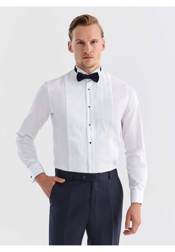 Pako Lorente - PAKO LORENTE – Biała smokingowa koszula męska. Typ kołnierza: łamany. Kolor: biały. Materiał: bawełna. Długość rękawa: długi rękaw. Długość: długie