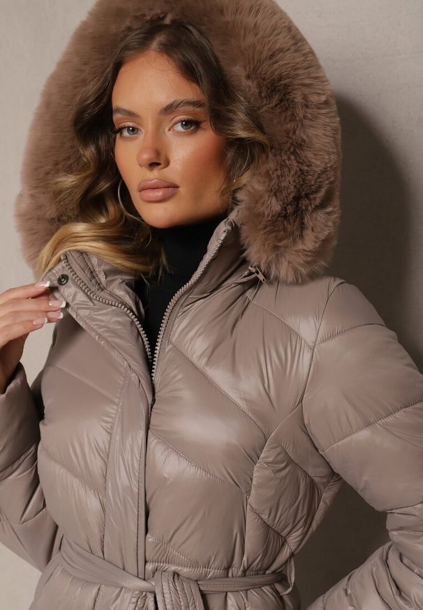 Renee - Beżowa Długa Kurtka Pikowana z Odpinanym Kapturem Ozdobionym Futerkiem i Paskiem Iveleti. Okazja: na co dzień. Kolor: beżowy. Materiał: futro. Długość: długie. Wzór: aplikacja. Styl: casual, elegancki