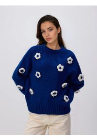 Reserved - Sweter z kwiatową aplikacją - granatowy. Kolor: niebieski. Materiał: wełna, dzianina. Wzór: aplikacja, kwiaty
