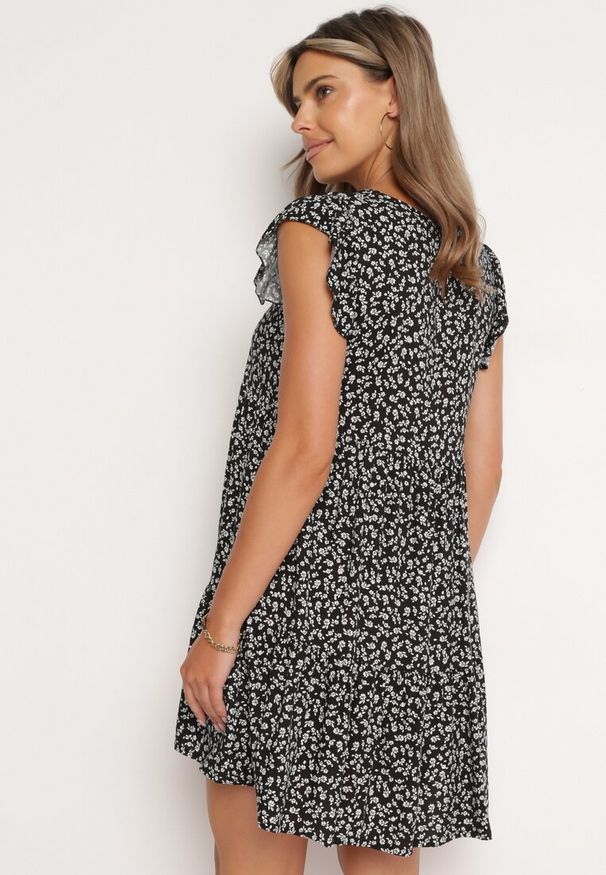 Born2be - Czarna Bawełniana Sukienka o Rozkloszowanym Kroju z Falbanką Anettes. Kolor: czarny. Materiał: bawełna. Długość rękawa: krótki rękaw. Typ sukienki: rozkloszowane. Styl: klasyczny