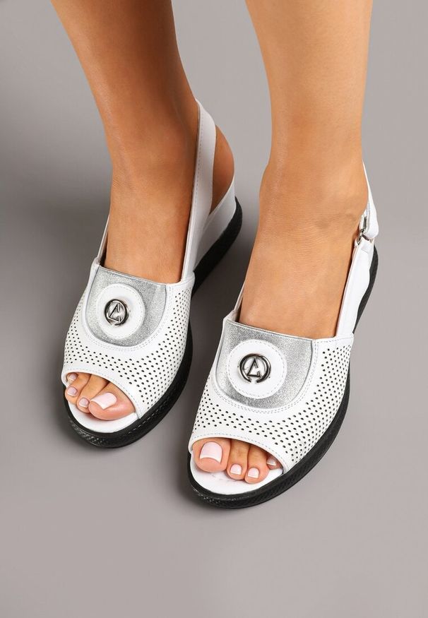 Born2be - Białe Sandały na Koturnie z Ozdobną Aplikacją Davivas. Okazja: na spotkanie biznesowe, na co dzień. Zapięcie: rzepy. Kolor: biały. Wzór: aplikacja. Sezon: wiosna, lato. Obcas: na koturnie. Styl: elegancki, casual, klasyczny, biznesowy