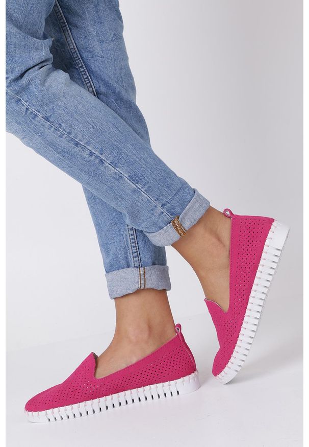 Casu - Fuksjowe półbuty slip on ażurowe skórzane zamszowe casu dp638/19fh. Zapięcie: bez zapięcia. Kolor: różowy. Materiał: skóra, zamsz. Wzór: ażurowy
