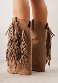 Born2be - Brązowe Botki Typu Kowbojki na Obcasie z Wywiniętą Cholewką i Frędzlami Uemiris. Okazja: na co dzień. Kolor: brązowy. Materiał: skóra, jeans. Szerokość cholewki: normalna. Wzór: gładki. Obcas: na obcasie. Styl: casual. Wysokość obcasa: średni #2