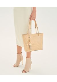 Kazar - Beżowa skórzana torebka na ramię w tłoczony wzór kroko. Kolor: beżowy. Materiał: skórzane, z tłoczeniem. Styl: elegancki. Rodzaj torebki: na ramię #6