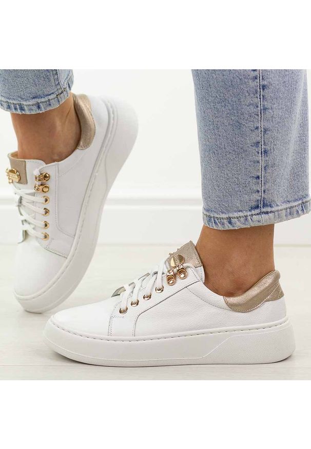 DEONI - Białe skórzane sneakersy damskie Deoni D650A. Okazja: na co dzień. Nosek buta: okrągły. Zapięcie: sznurówki. Kolor: biały. Szerokość cholewki: normalna. Materiał: skóra. Sezon: wiosna, jesień. Obcas: na platformie. Styl: casual, elegancki, sportowy, klasyczny