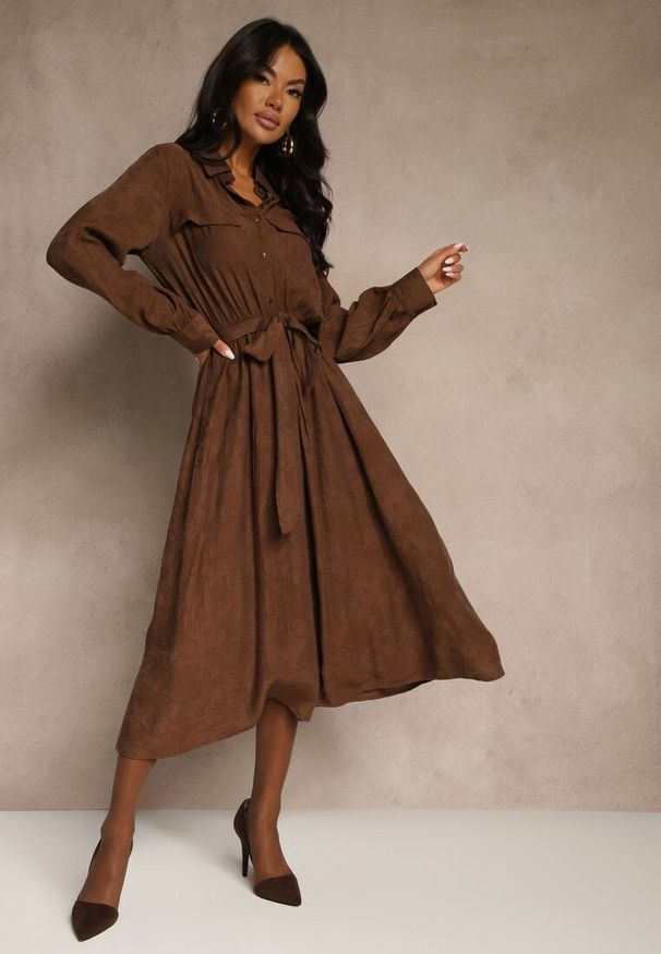 Renee - Brązowa Koszulowa Sukienka z Wiskozy o Rozkloszowanym Fasonie z Wiązaniem Isozera. Kolor: brązowy. Materiał: wiskoza. Wzór: aplikacja, haft. Typ sukienki: koszulowe. Styl: elegancki