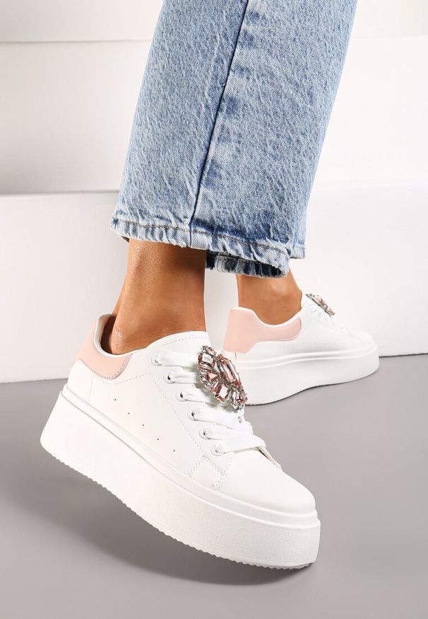 Renee - Biało-Różowe Sneakersy na Grubej Podeszwie z Ozdobną Aplikacją Kamienia Danthia. Zapięcie: sznurówki. Kolor: biały. Materiał: jeans. Wzór: aplikacja
