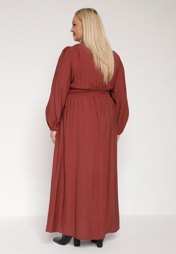 Born2be - Jasnobrązowa Rozkloszowana Sukienka z Marszczeniem i Gumką w Pasie Fedorna. Okazja: na co dzień. Kolekcja: plus size. Kolor: brązowy. Typ sukienki: dla puszystych. Styl: casual, elegancki