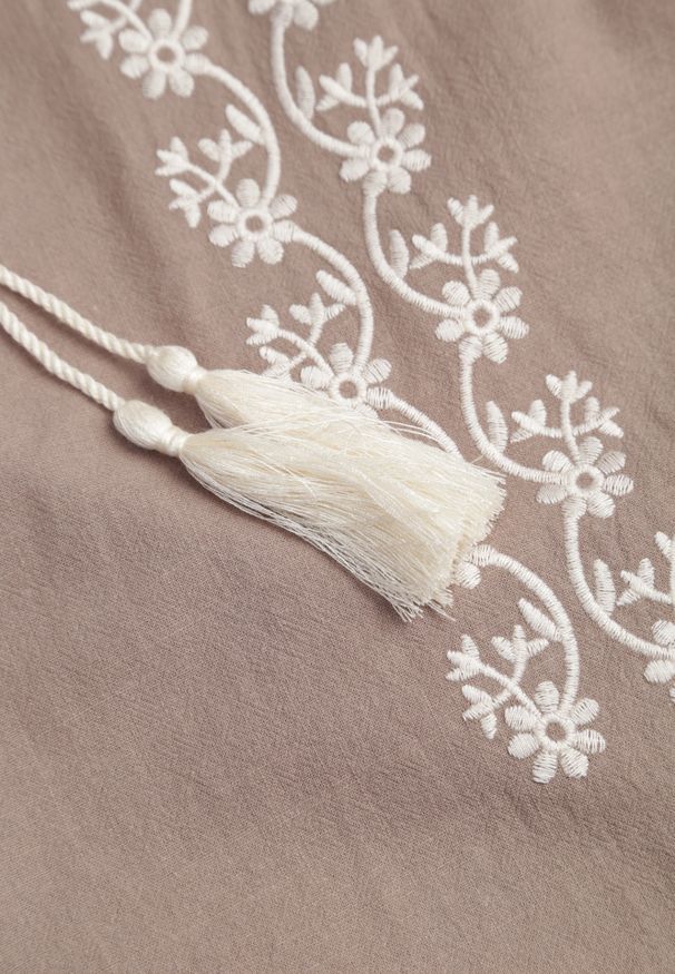 Renee - Beżowa Rustykalna Bluzka z Bawełny Zdobiona Haftem i Sznurkiem z Chwostami Marytea. Okazja: na co dzień. Kolor: beżowy. Materiał: bawełna. Długość: długie. Wzór: haft, aplikacja. Styl: casual, klasyczny