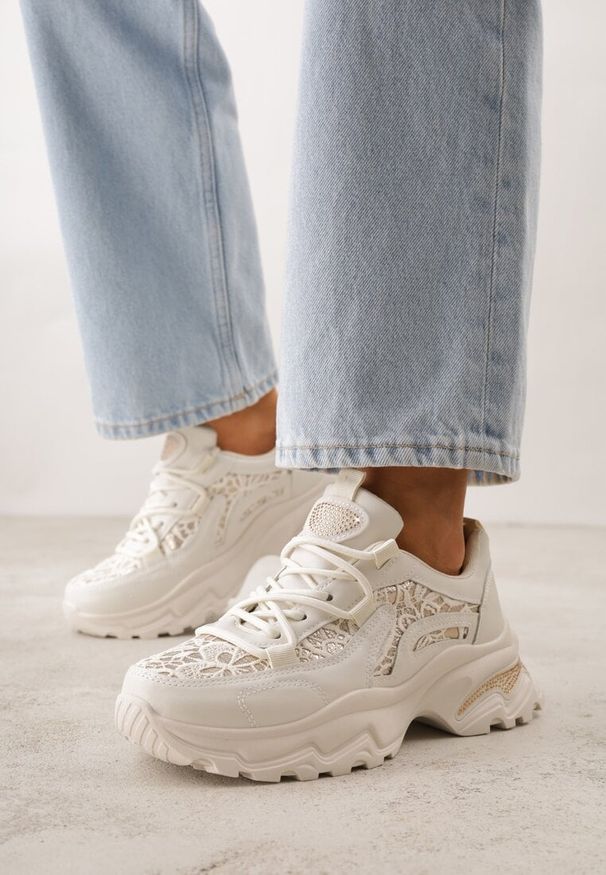 Renee - Beżowe Sneakersy na Platformie Ozdobione Cyrkoniami i Koronką Antea. Okazja: na co dzień, na spacer. Kolor: beżowy. Materiał: koronka. Wzór: aplikacja, koronka. Obcas: na platformie. Sport: turystyka piesza