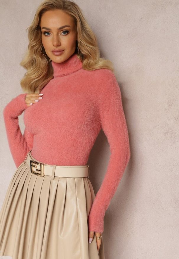 Renee - Różowy Dopasowany Golf z Wełną i Ściągaczami Pacieche. Typ kołnierza: golf. Kolor: różowy. Materiał: wełna. Wzór: jednolity