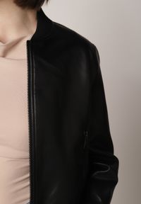 Born2be - Czarna Przejściowa Kurtka Bomberka z Imitacji Skóry Izanelia. Okazja: na co dzień. Kolor: czarny. Materiał: skóra. Wzór: kwiaty. Styl: casual #5