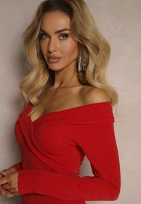 Renee - Czerwona Sukienka Hiszpanka o Dopasowanym Kroju z Rozcięciem i Rozszerzanym Dołem Emeliora. Typ kołnierza: dekolt hiszpanka. Kolor: czerwony. Typ sukienki: z odkrytymi ramionami, dopasowane. Styl: klasyczny, elegancki #3