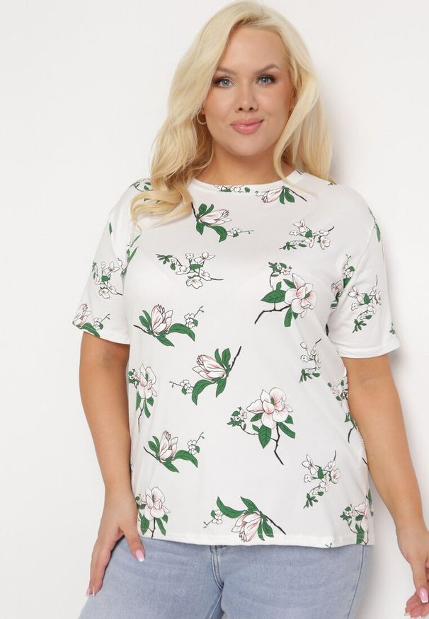 Born2be - Biały T-shirt Koszulka z Krótkim Rękawem w Kwiaty Henubia. Okazja: na co dzień. Kolekcja: plus size. Kolor: biały. Materiał: materiał. Długość rękawa: krótki rękaw. Długość: krótkie. Wzór: kwiaty. Styl: elegancki, casual