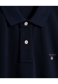 GANT - Granatowy t-shirt polo z bawełnianej piki. Okazja: na co dzień. Typ kołnierza: polo. Kolor: niebieski. Materiał: bawełna. Wzór: haft. Styl: klasyczny, casual, sportowy #4