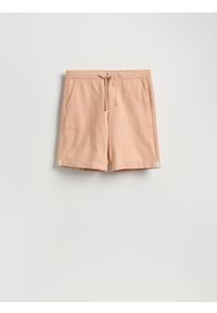 Reserved - Szorty regular z dodatkiem lnu - jasnopomarańczowy. Kolor: pomarańczowy. Materiał: len