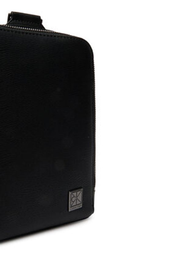 Calvin Klein Saszetka Emblem Hw Sling LV04D3292G Czarny. Kolor: czarny. Materiał: skóra