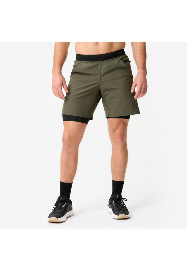 DOMYOS - Spodenki fitness cardio męskie Domyos 2 w 1. Kolor: czarny, zielony, brązowy, wielokolorowy. Materiał: poliester, elastan, materiał. Długość: krótkie. Sport: fitness