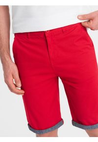 Ombre Clothing - Męskie szorty chinosy z kontrastowym podwinięciem – czerwone V1. Okazja: do pracy, na imprezę, na co dzień. Kolor: czerwony. Materiał: tkanina, bawełna, elastan. Długość: krótkie. Wzór: kolorowy. Sezon: lato. Styl: casual, wakacyjny #1