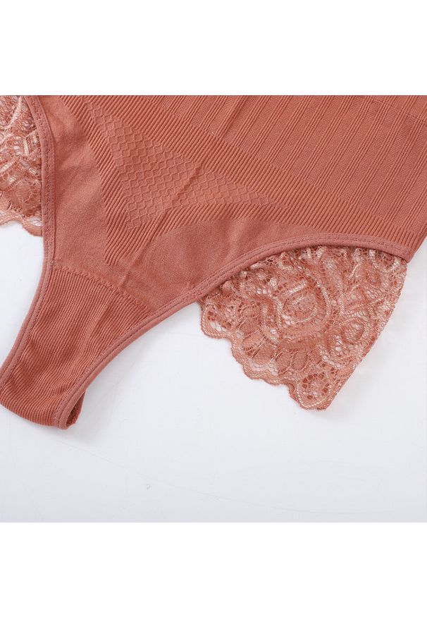 Intica - Stringi z wysokim stanem z delikatną koronką Lotte. Stan: podwyższony. Kolor: beżowy. Materiał: koronka. Wzór: koronka