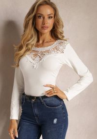 Renee - Biała Bawełniana Bluzka Udekorowana Koronką Przy Dekolcie Jacquie. Kolor: biały. Materiał: bawełna, koronka. Wzór: koronka #1