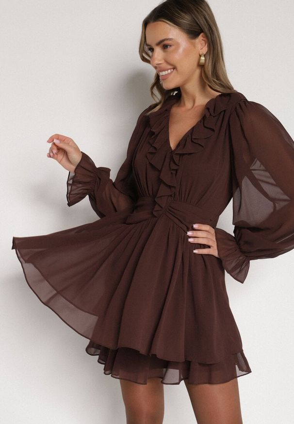 Born2be - Ciemnobrązowa Rozkloszowana Sukienka z Falbankami i Siateczkowymi Rękawami Zennisa. Okazja: do pracy, na imprezę, na spotkanie biznesowe. Typ kołnierza: kołnierz z falbankami. Kolor: brązowy. Materiał: poliester. Typ sukienki: rozkloszowane. Styl: klasyczny, biznesowy