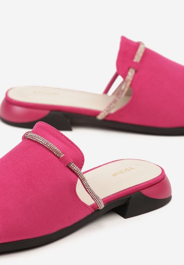 Renee - Fuksjowe Klapki Vices z Cyrkoniami Tilindrea. Kolor: różowy. Wzór: aplikacja. Styl: elegancki