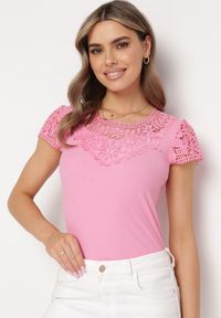Born2be - Różowy Prążkowany T-shirt z Krótkim Rękawem Ozdobiony Koronką Neliah. Kolor: różowy. Materiał: prążkowany, koronka. Długość rękawa: krótki rękaw. Długość: krótkie. Wzór: aplikacja, koronka. Styl: klasyczny #1