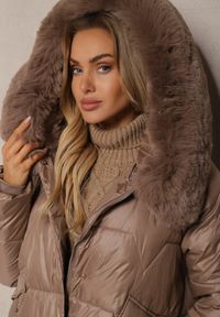 Renee - Ciemnobeżowa Pudełkowa Kurtka Pikowana Ozdobiona Odpinanym Futerkiem i Suwakiem Hedizelle. Okazja: na spacer, na co dzień. Kolor: beżowy. Materiał: futro. Wzór: aplikacja. Sezon: zima. Styl: elegancki, casual, wizytowy #4